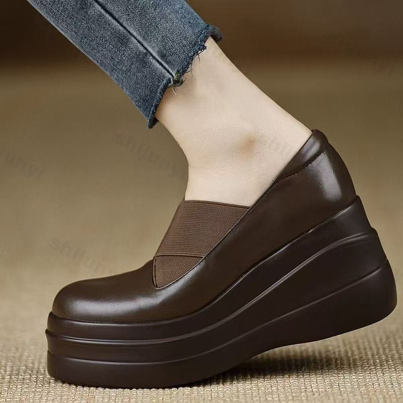 Vintage Fashion In 2025 - Damskie buty na koturnie w stylu